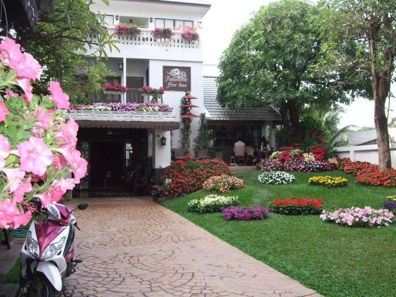 Отель Rachamankha Flora House Чиангмай Экстерьер фото