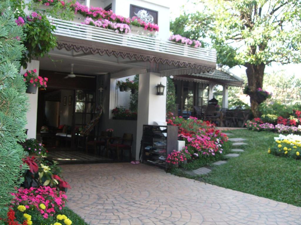 Отель Rachamankha Flora House Чиангмай Экстерьер фото
